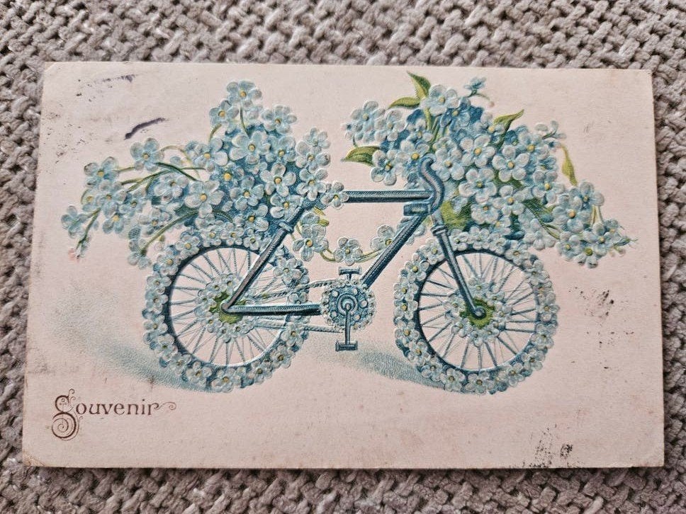 brocante relief  Fiets met Vergeet-mij-nietjes, Ophalen of Verzenden, Voor 1920, Gelopen