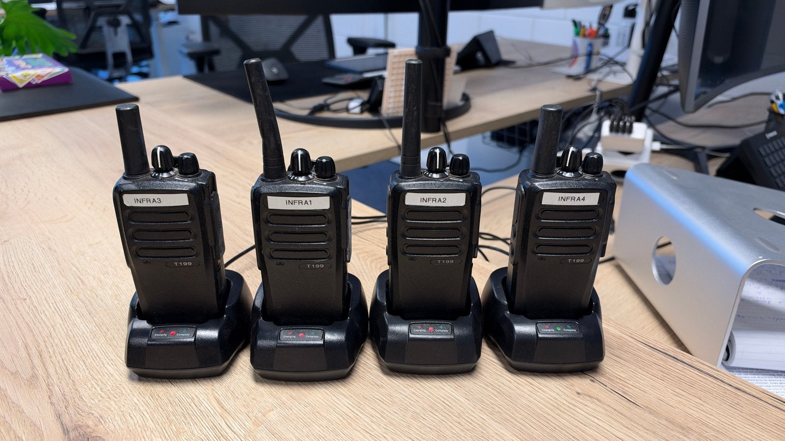 4x Inrico T199 Portofoons met laders en accessoires, Telecommunicatie, Gebruikt, 15 km of meer, Ophalen of Verzenden, Portofoon of Walkie-talkie