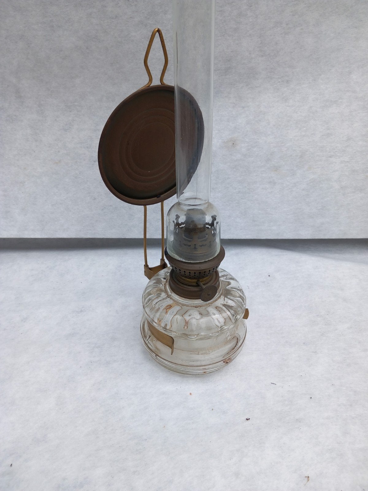 Antieke olielamp met glazen reservoir en koperen brander, Antiek en Kunst, Ophalen of Verzenden
