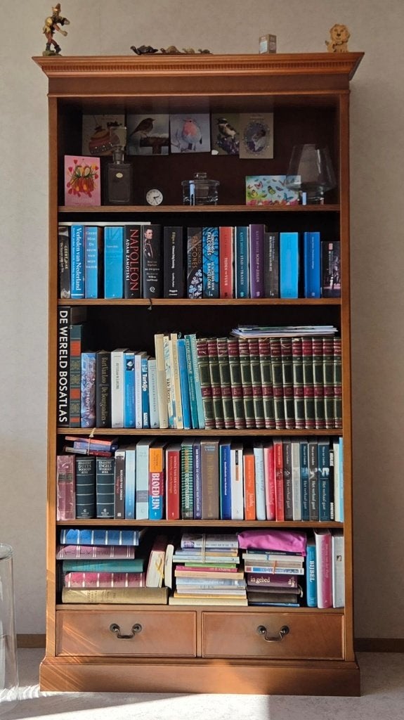 Prachtige hardhouten boekenkast met 2 lades
