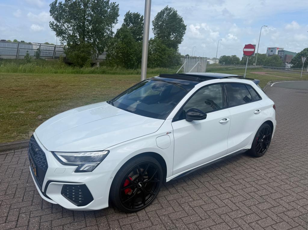 Audi A3 40 Tfsi e Wit RS-zetels | PANO | B&O | CAM |RS3 LOOK, Zwart, 4 cilinders, 1535 kg, Wit