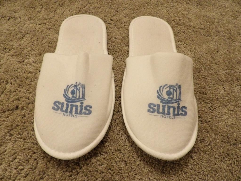 NIEUW 4 PAAR DAMES BADSLIPPERS wit met opdruk one size, Kleding | Dames, Schoenen, Ophalen of Verzenden, Nieuw, Wit, Pantoffels of Sloffen