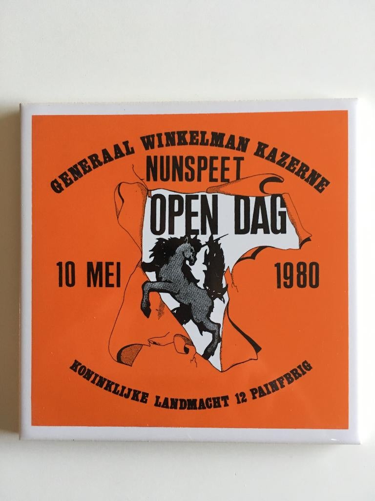 Tegeltje Gen Winkelman kazerne Nunspeet 12 painfbrig landm., Verzamelen, Verzenden, Landmacht, Nederland, Embleem of Badge