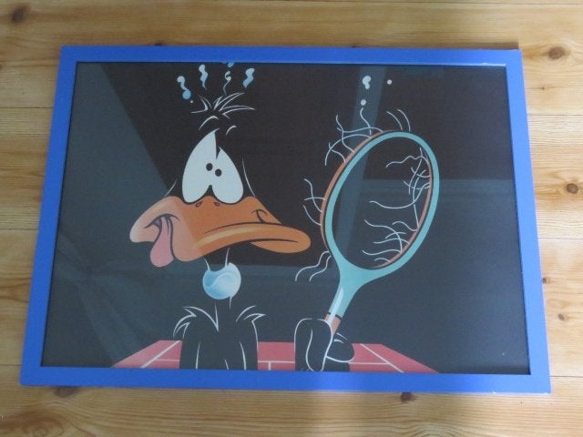 Vintage poster van Daffy Duck in blauwe houten lijst, 50 tot 75 cm, Ophalen of Verzenden, Zo goed als nieuw, Foto of Poster