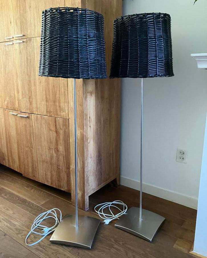 Staande lamp. Vloer lamp. Rieten kap. Zwart. Metaal. 2stuks, Ophalen, Gebruikt, Metaal, 100 tot 150 cm