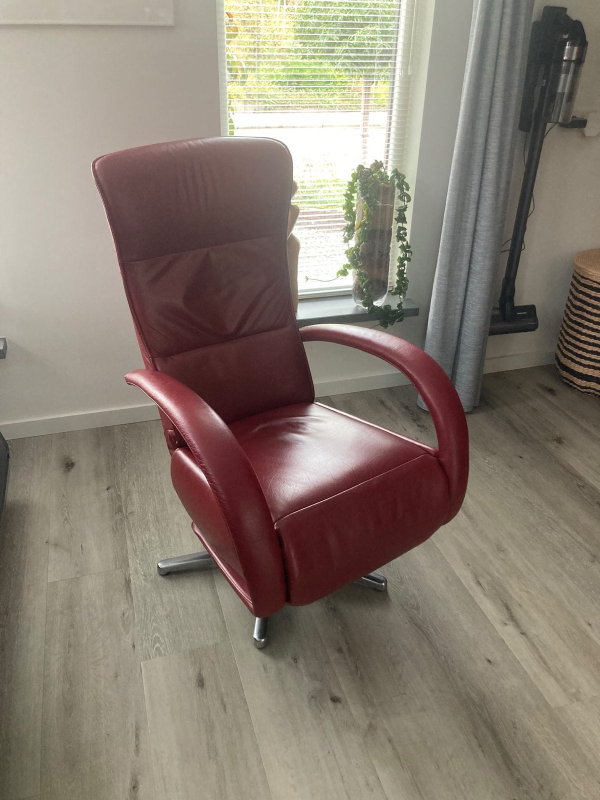 Luxe rode leren relaxfauteuil met draaivoet, Huis en Inrichting, Ophalen of Verzenden, Gebruikt, Leer, 75 tot 100 cm
