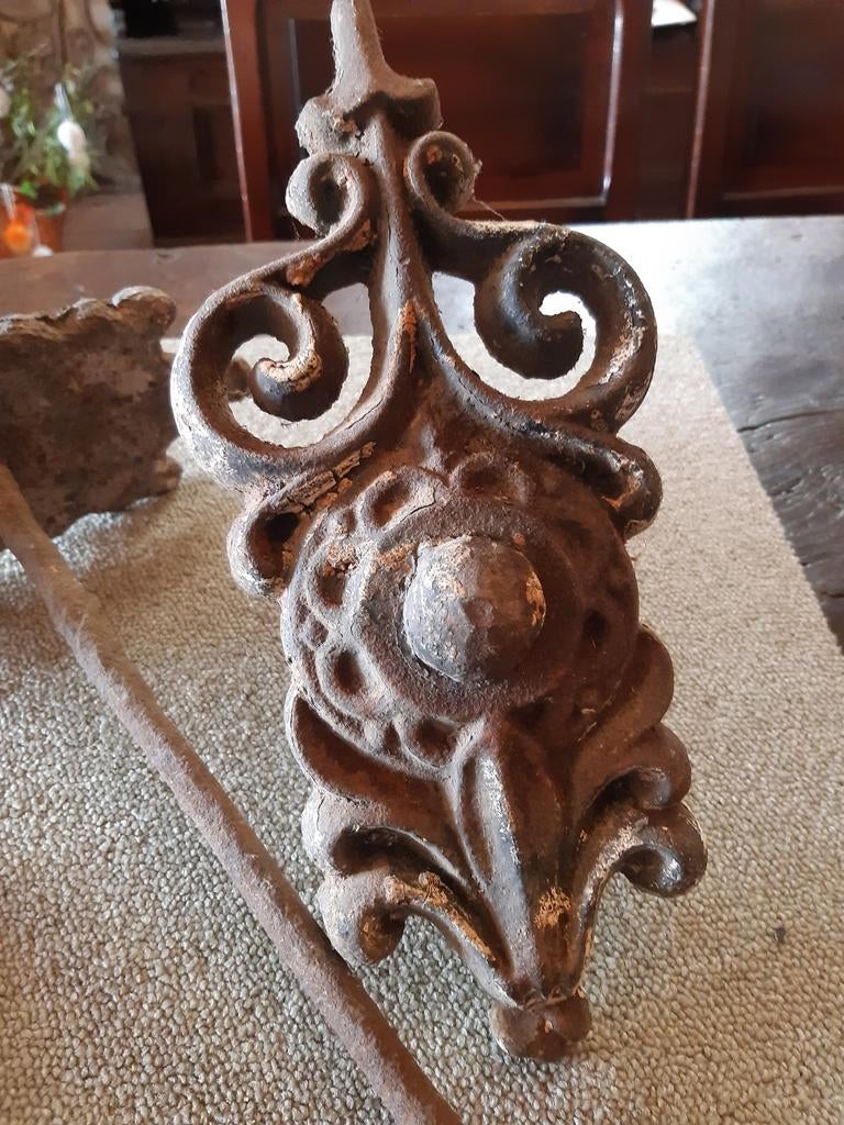 Twee antieke, 19e eeuw,  gietijzeren muurankers, Ophalen of Verzenden