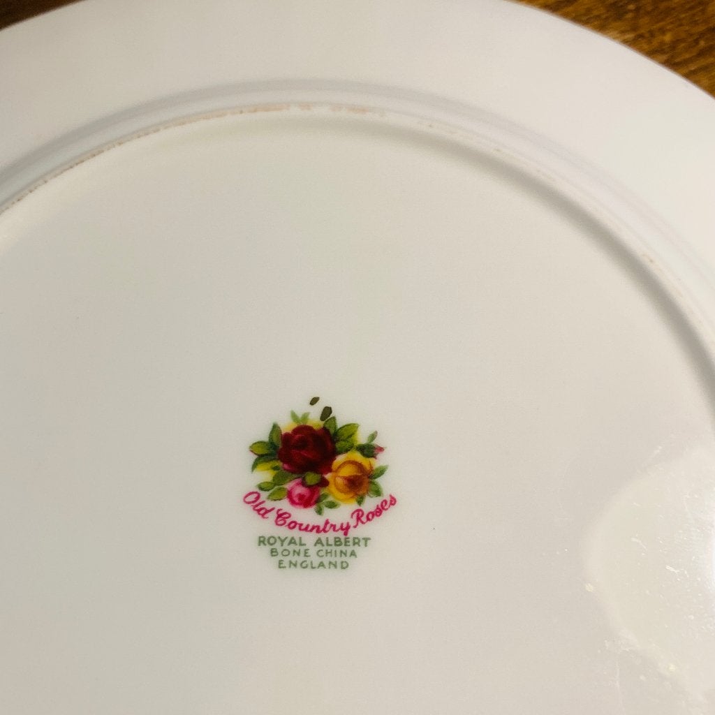 Groot plat bord Royal Albert Old Country Roses 26cm, Ophalen, Zo goed als nieuw, Porselein, Bord of Schaal