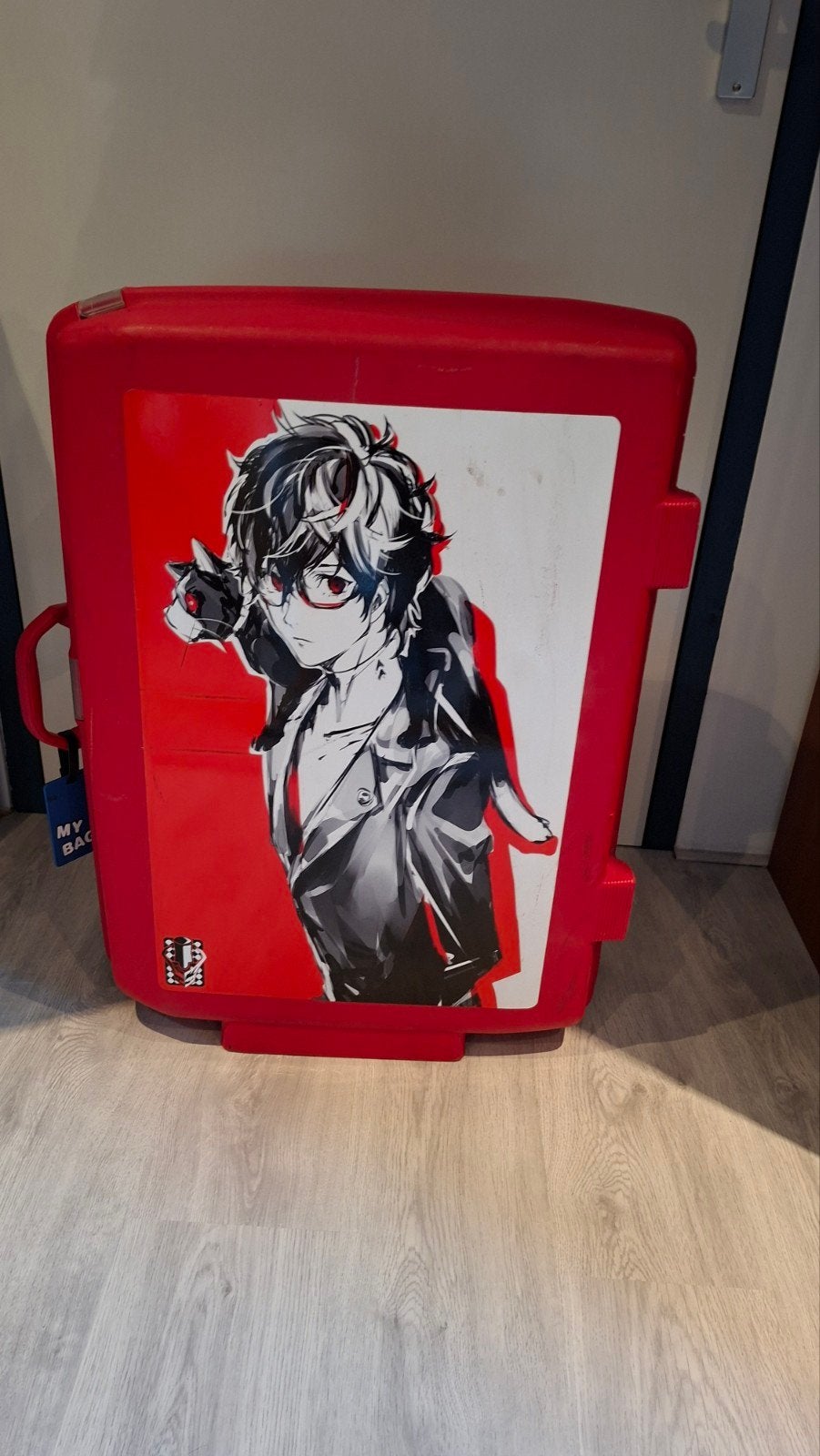 Rode koffer met Persona 5 Joker sticker, Ophalen, Gebruikt, 60 tot 80 cm, 55 tot 75 cm
