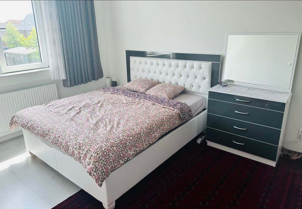 Complete slaapkamer set: bed, dressoir, nachtkastje, Ophalen, Zo goed als nieuw, Tweepersoons
