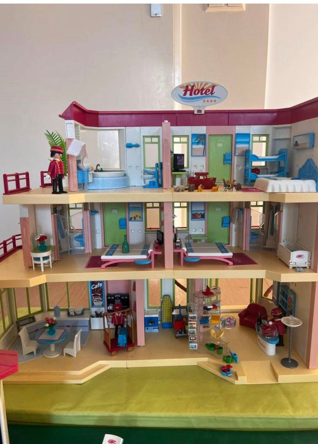 Heerlijk fantasie rijk Playmobil hotel, Ophalen of Verzenden, Zo goed als nieuw, Poppenhuis