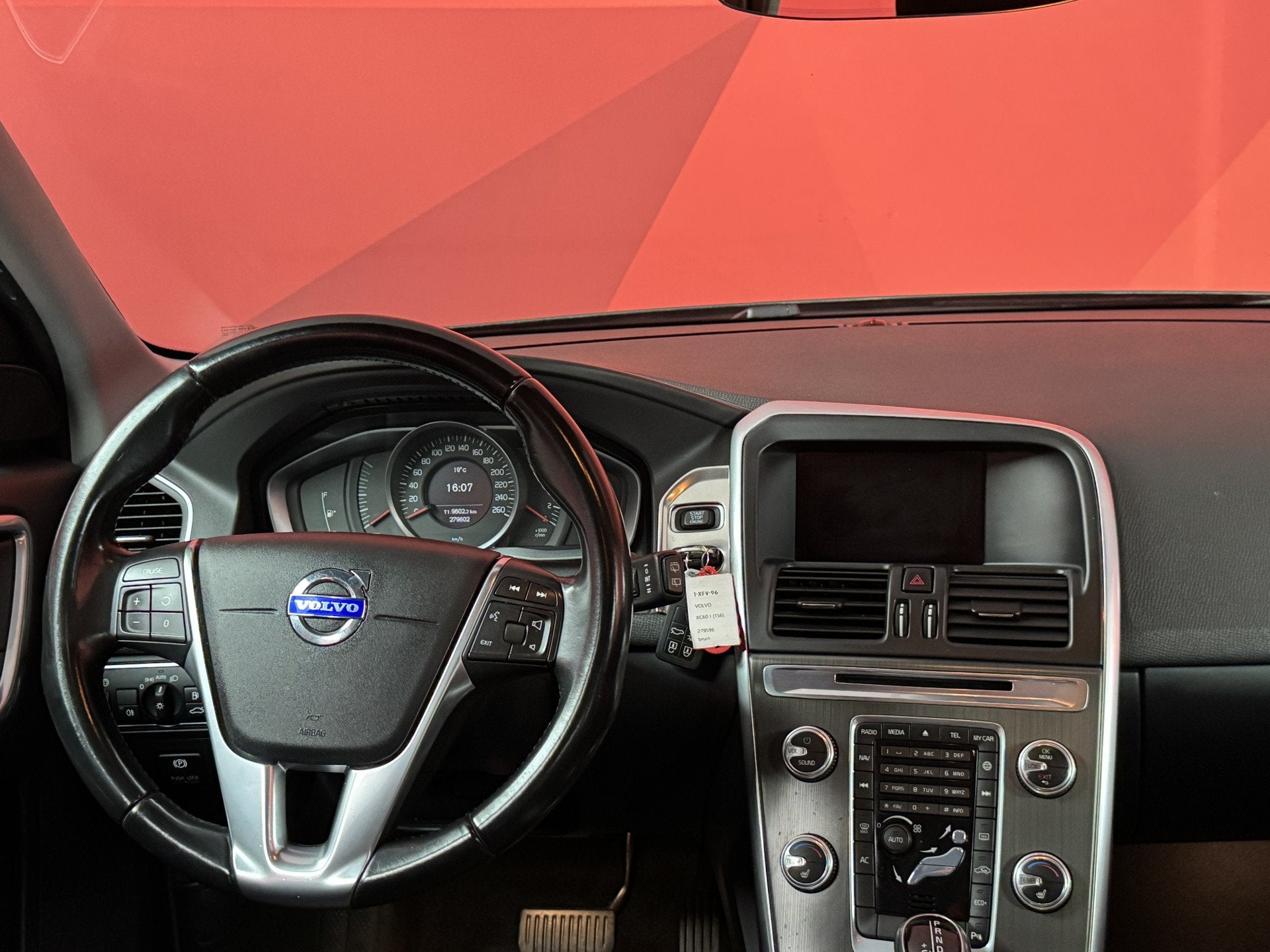 Volvo XC60 2.0 T5 FWD R-Design | Trekhaak | Automaat | Navig, Auto's, Volvo, 15 km/l, Gebruikt, 4 cilinders, Leder en Stof