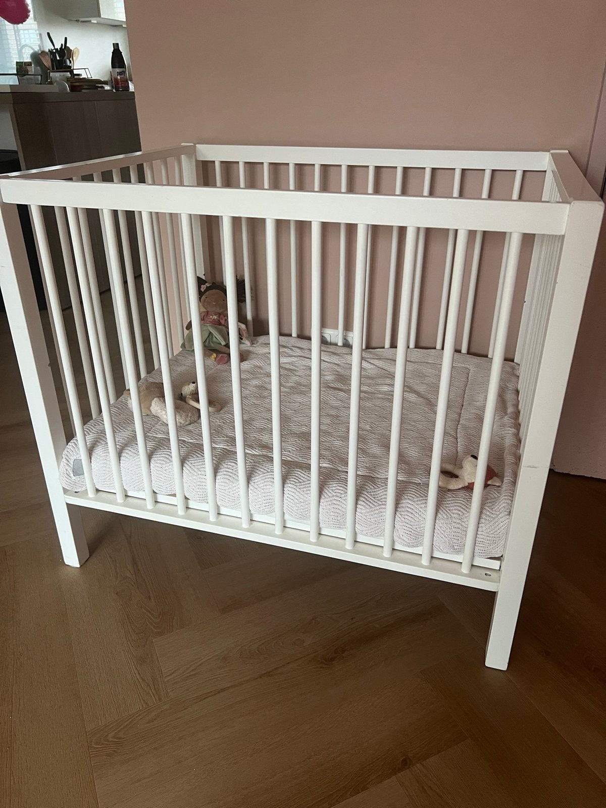 Wit houten babybox met matras en boxkleed, Kinderen en Baby's, Ophalen, Gebruikt, Rechthoekig, In hoogte verstelbaar
