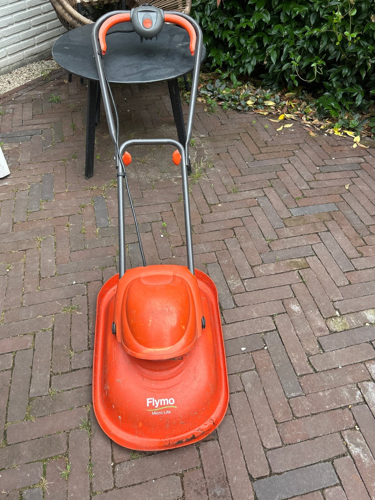 Flymo Micro Lite zweefmaaier met 4 nieuwe mesjes, Ophalen, Gebruikt, Elektrische grasmaaier, Minder dan 30 cm