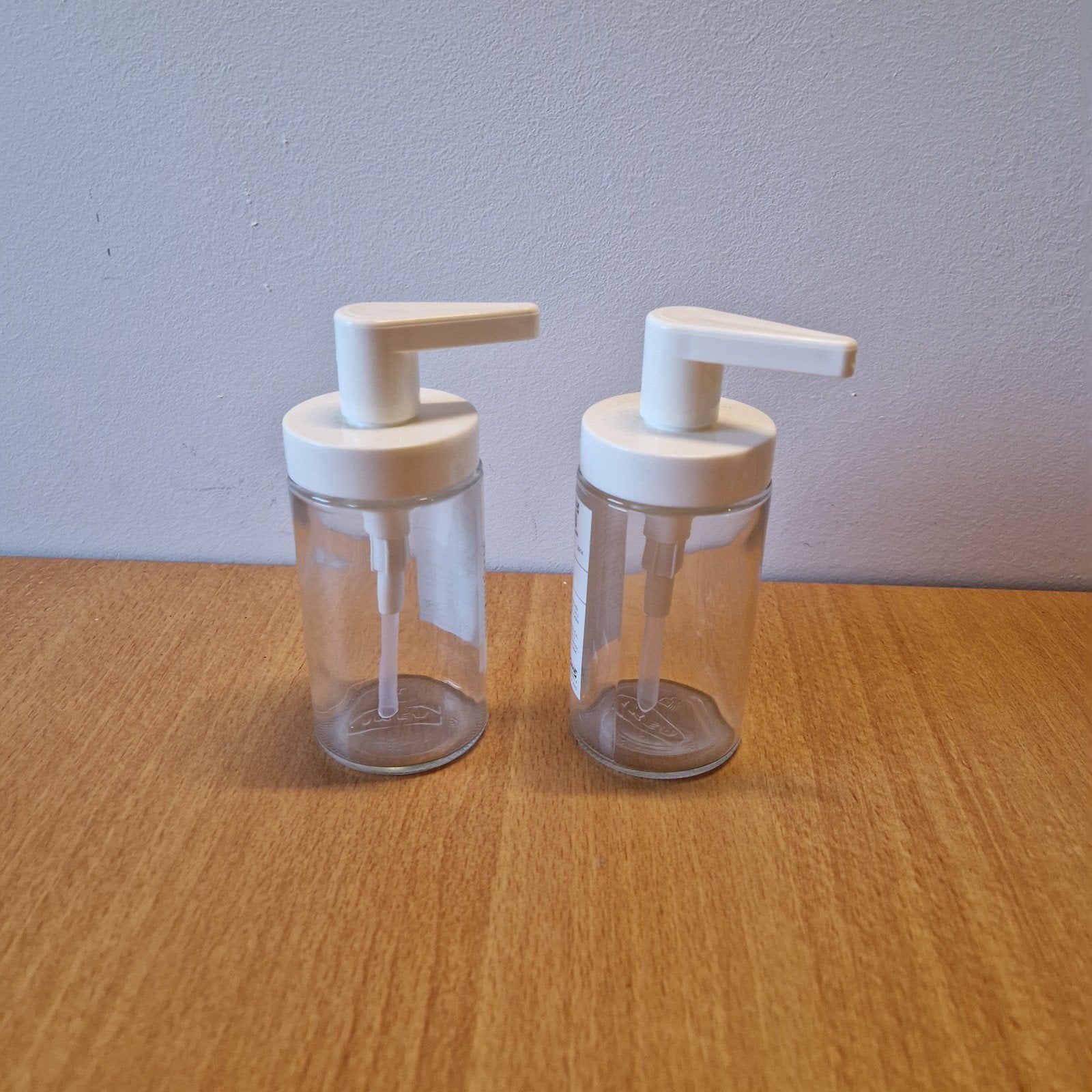 Set van 2 glazen zeepdispensers met witte pomp, Ophalen of Verzenden, Zo goed als nieuw, Modern, Wit