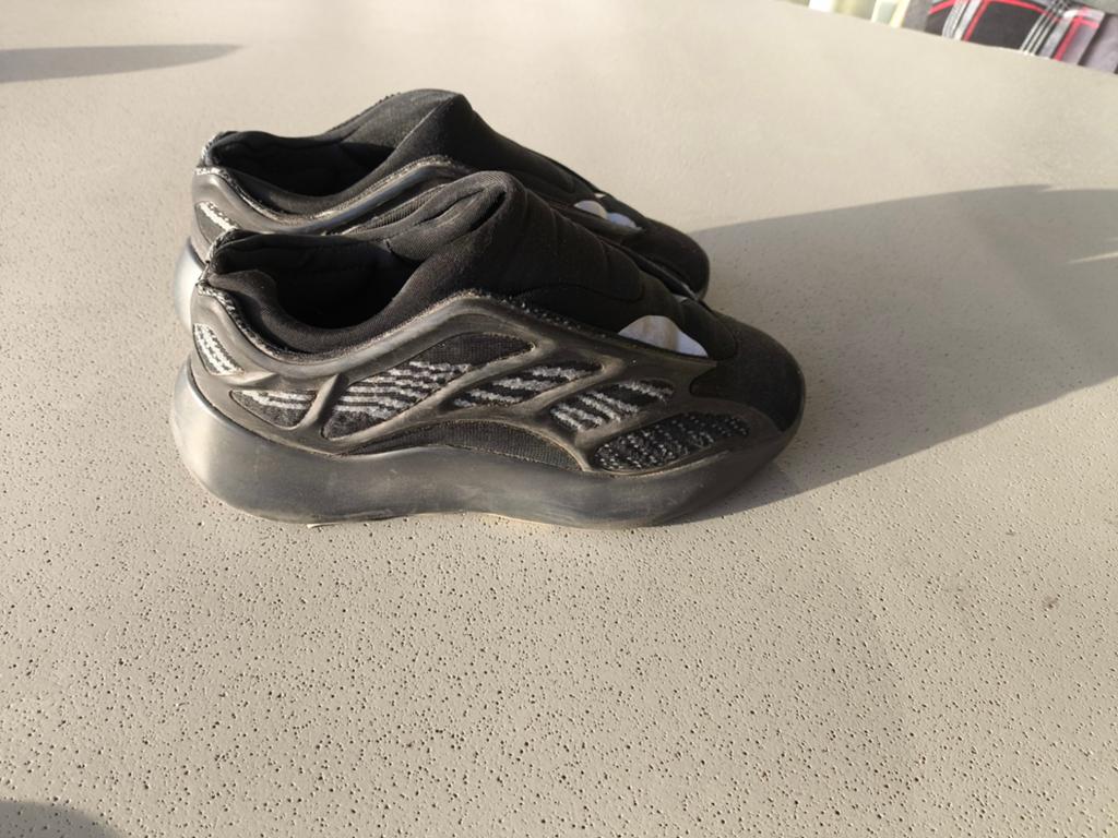 Yeezy 700 V3 Alvah - Maat 39, Ophalen of Verzenden, Gedragen, Zwart