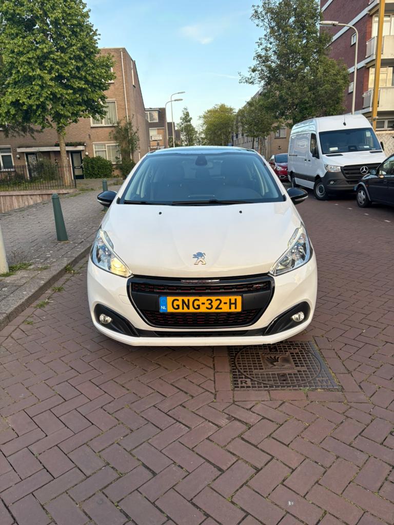 Peugeot 208 1.2 VTI 81KW/110PK 5-D 2018 Wit, Voorwielaandrijving, Handgeschakeld, 570 kg, Particulier