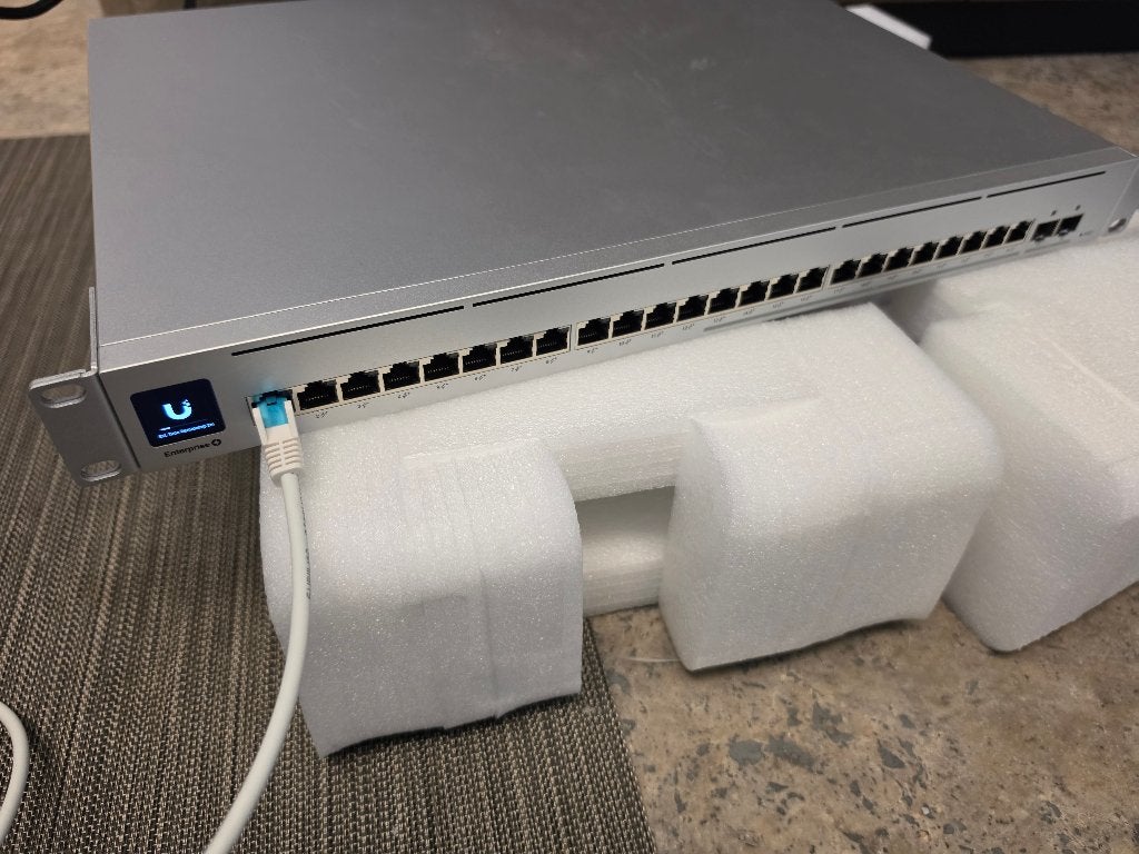 Ubiquiti UniFi Switch Enterprise 24 PoE (EU-model), Ophalen of Verzenden, Zo goed als nieuw