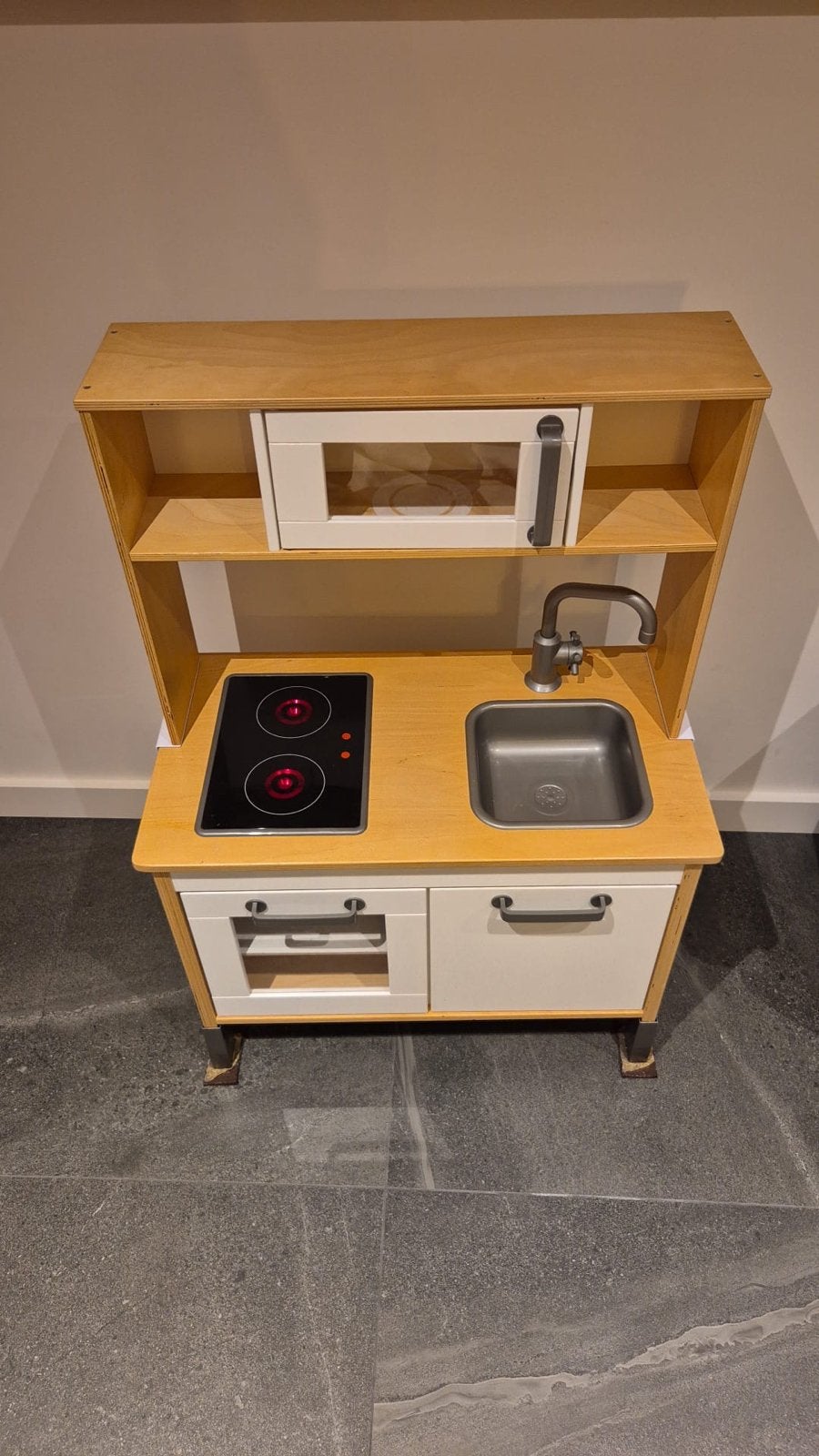 IKEA DUKTIG Speelkeuken met magnetron en kookplaat, Kinderen en Baby's, Speelgoed | Speelkeukens, Ophalen, Zo goed als nieuw, Hout