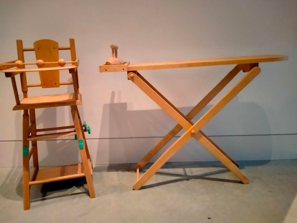 Houten poppenstoeltje en strijkplank met strijkijzer, Kinderen en Baby's, Speelgoed | Houten speelgoed, Ophalen, Gebruikt, Meubelstuk of Keukentje