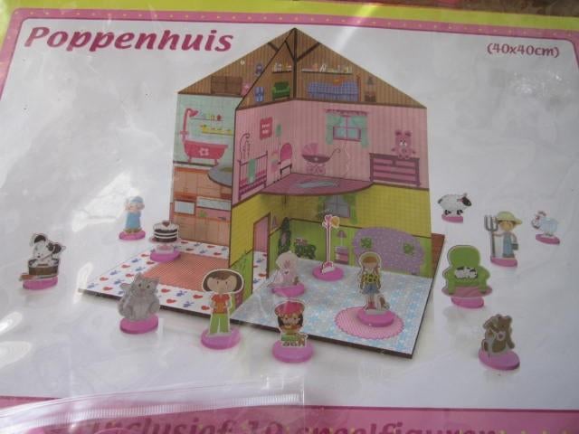 Poppenhuis en boerderij.Bouwpakketten., Ophalen of Verzenden, Zo goed als nieuw, Papier of Karton, Knutselset