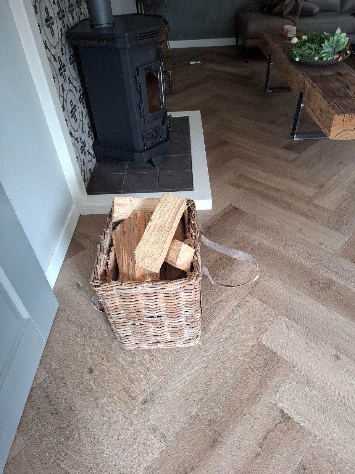 Rieten mand voor decoratie bij openhaard en haardblokken., Ophalen