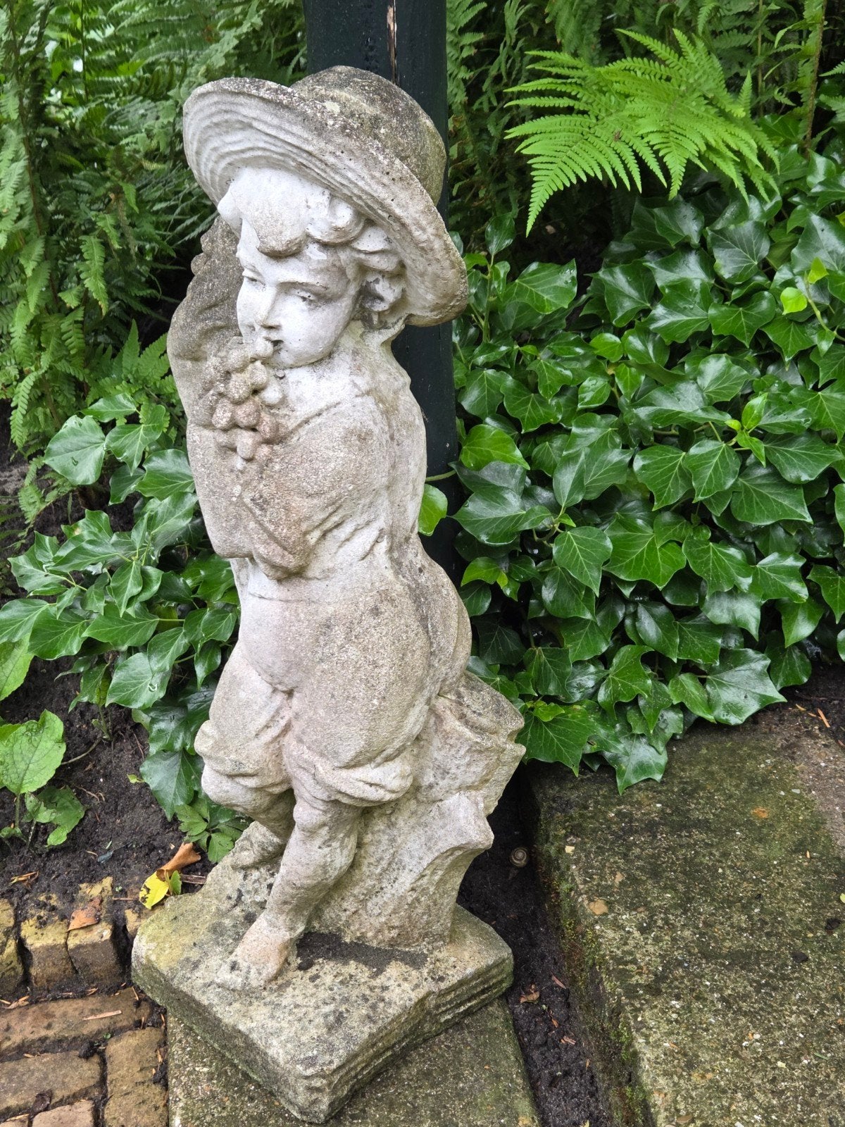 Tuinbeeld jongetje met hoed en druiven. Oud Antiek Brocante, Ophalen
