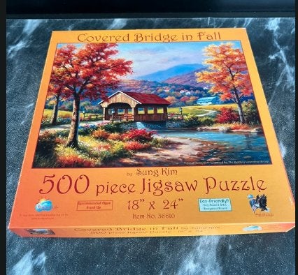 SunsOut puzzel 500 stukjes Covered Bridge in Fall, Hobby en Vrije tijd, Ophalen of Verzenden, 500 t/m 1500 stukjes