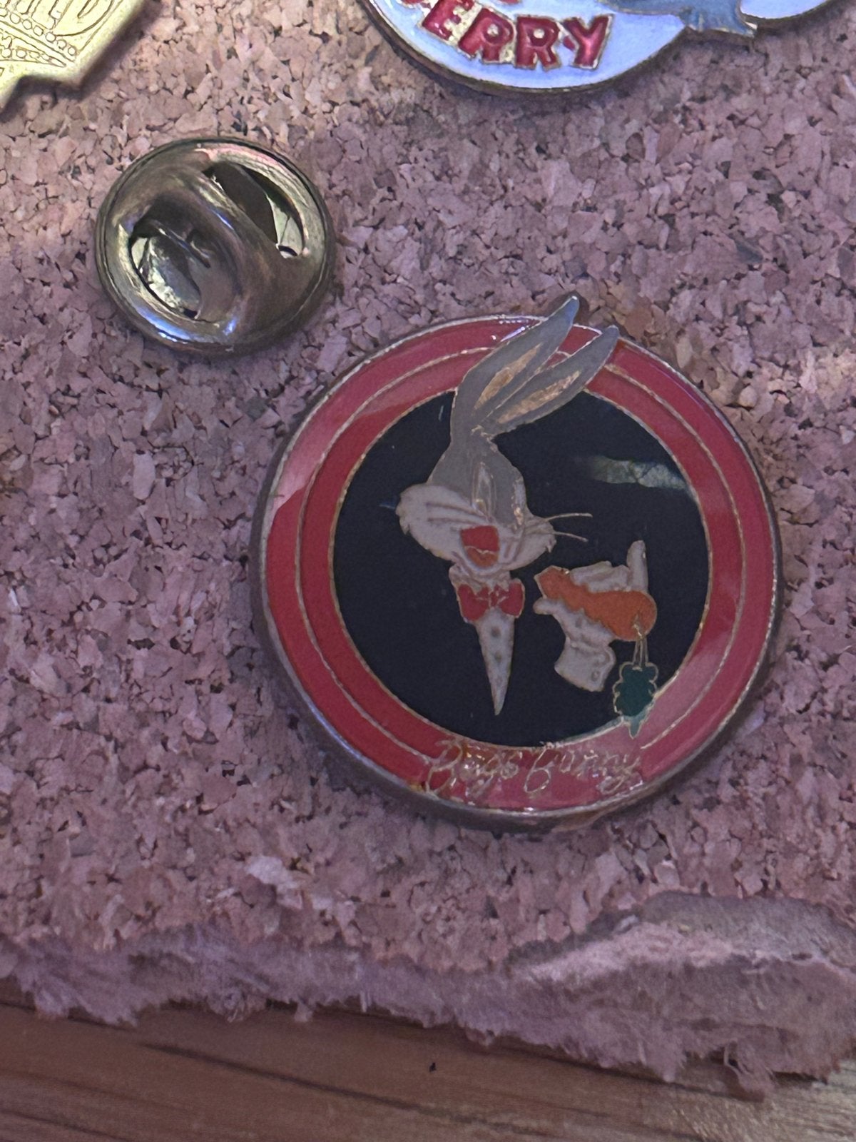 Vintage Bugs Bunny - Looney Tunes Pin, Ophalen of Verzenden, Gebruikt, Figuurtje, Speldje of Pin