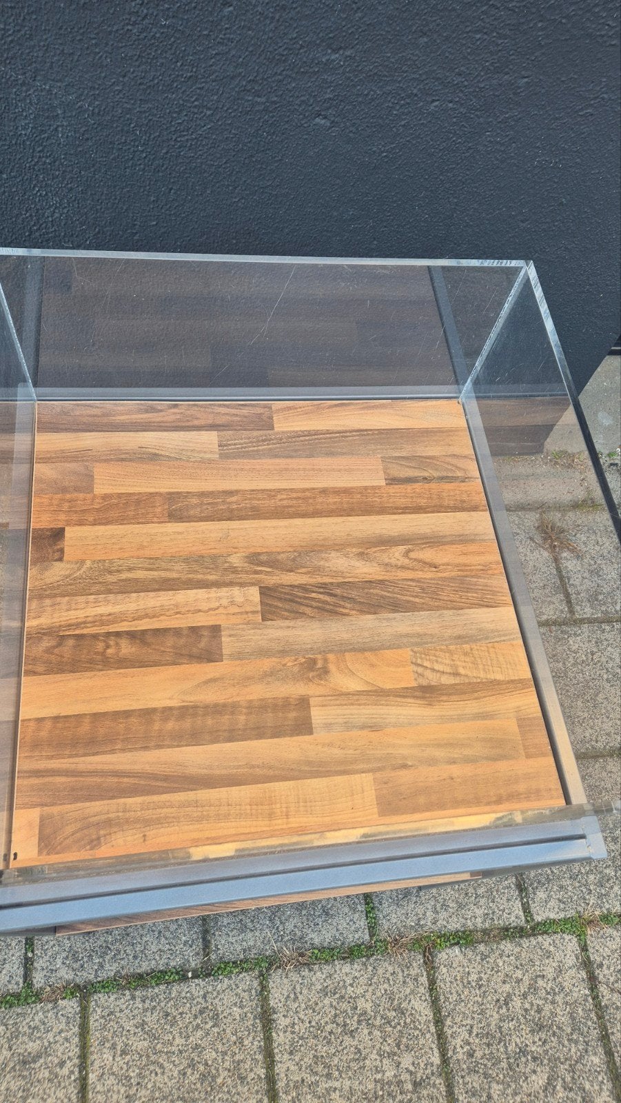 Acryl presentatiemeubelmet houten planken en metalen frame, Ophalen, Zo goed als nieuw