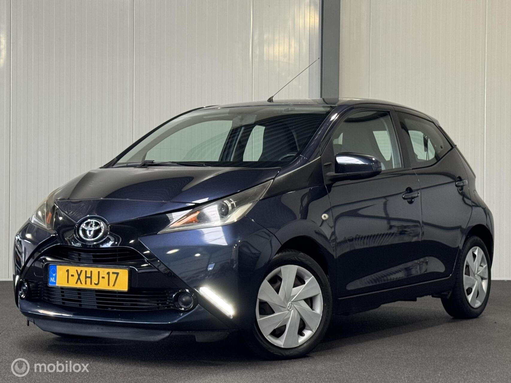 Toyota Aygo 1.0 VVT-i x-play 5-drs [ NAP 1e eig. airco multi, Voorwielaandrijving, Euro 5, Origineel Nederlands, Bedrijf