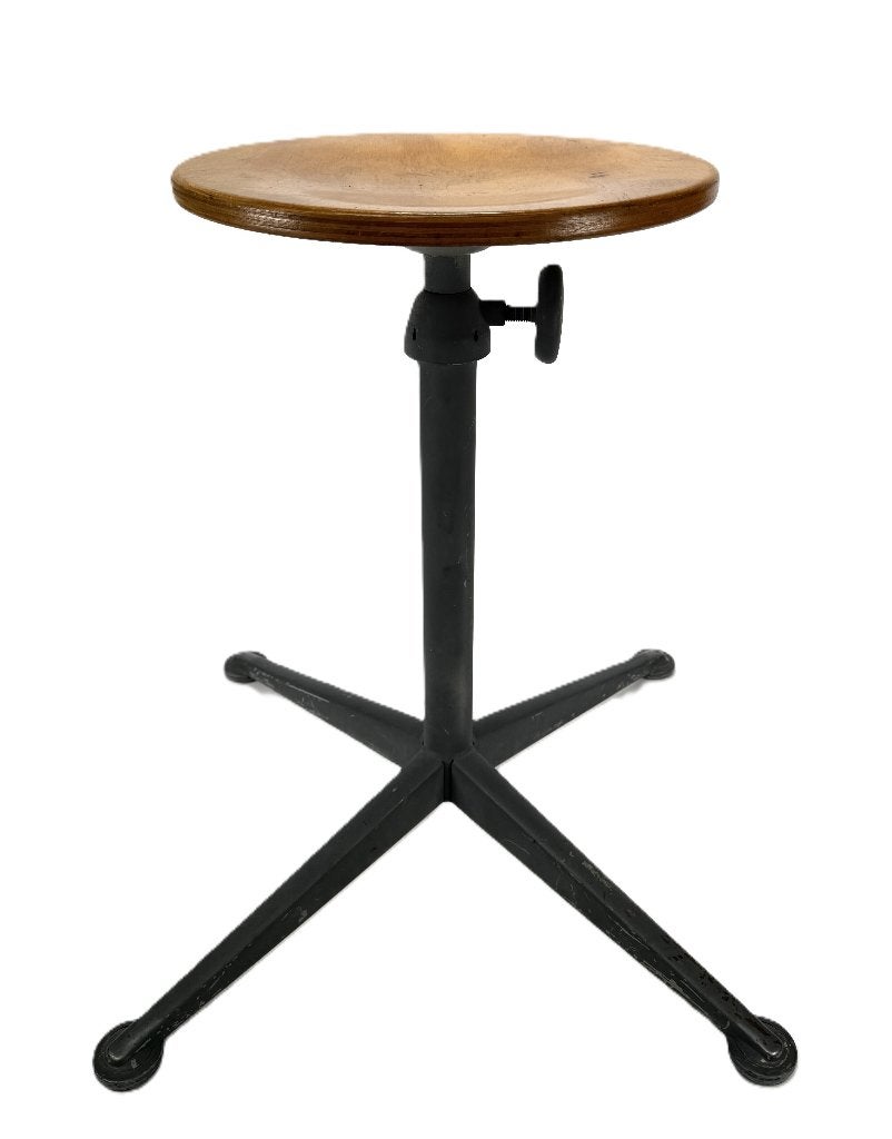 1109. kruk, ontwerp Friso Kramer voor Ahrend de Cirkel, Ophalen, Hout