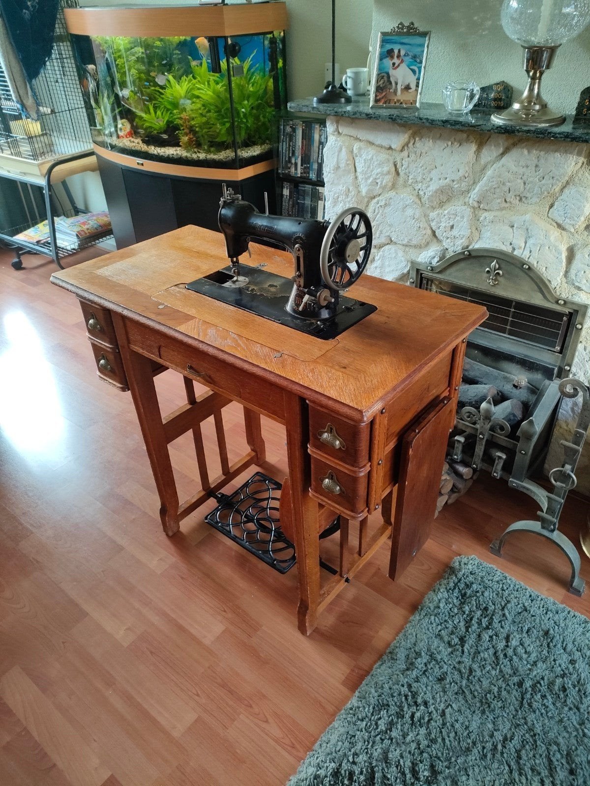 Antieke trap naaimachine, Ophalen