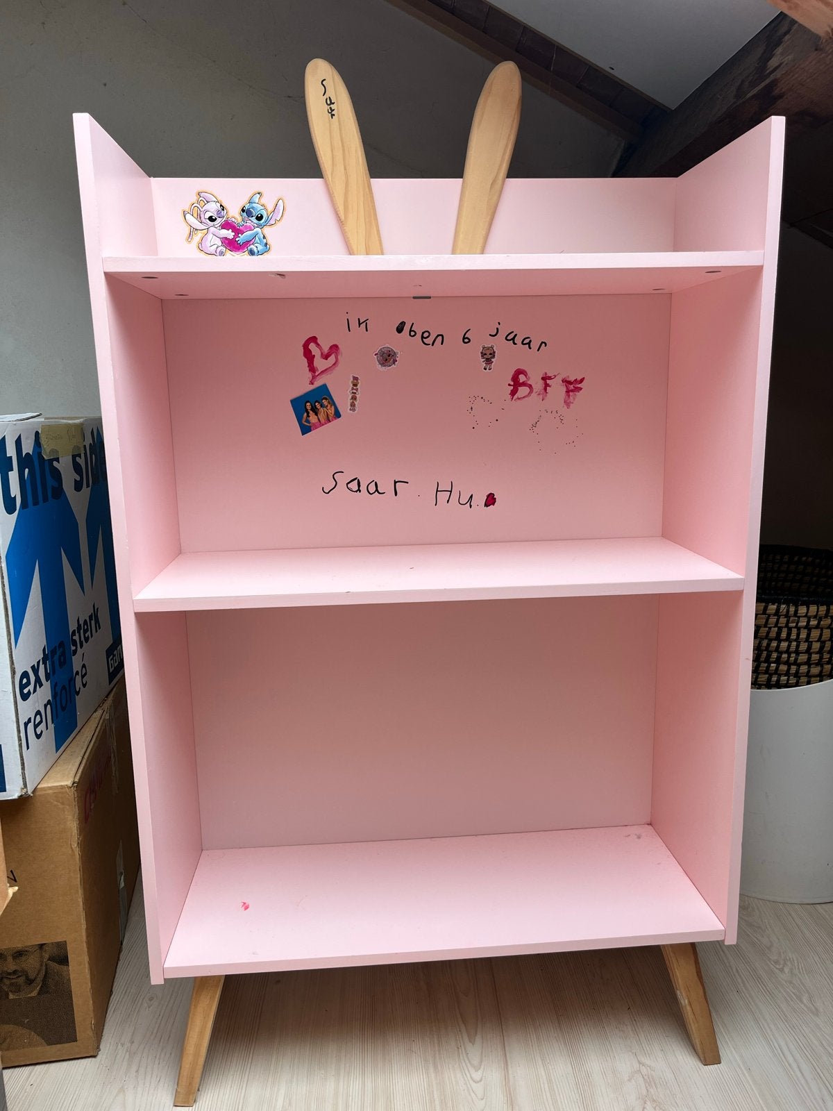 Roze kastje met konijnenoortjes, Ophalen, Met plank(en), Minder dan 50 cm, Gebruikt