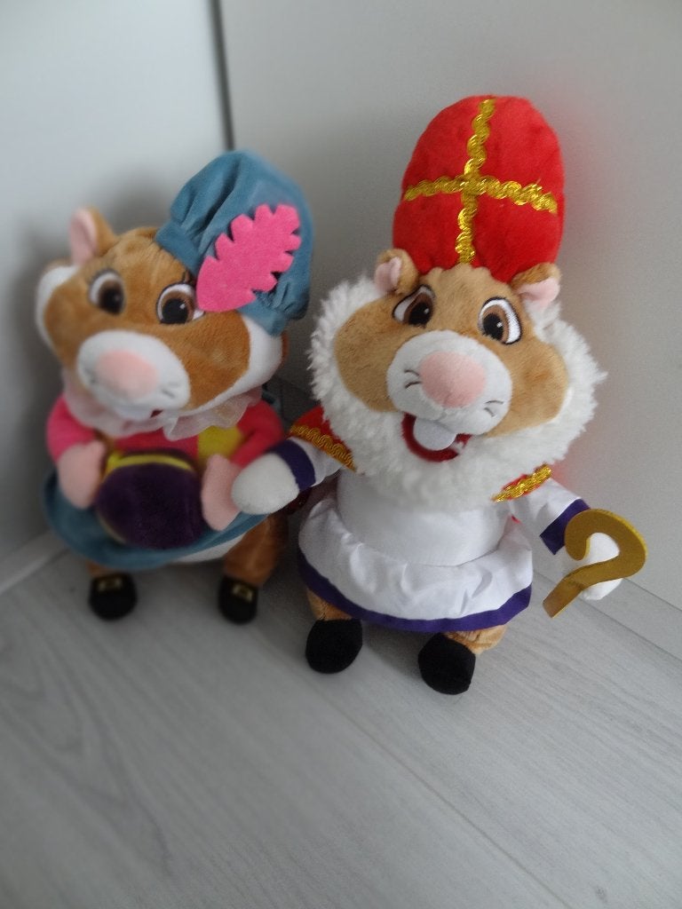 Sinterklaas en Piet hamster - AH, Overige typen, Ophalen of Verzenden, Zo goed als nieuw, Middelgroot (20 tot 80 cm)