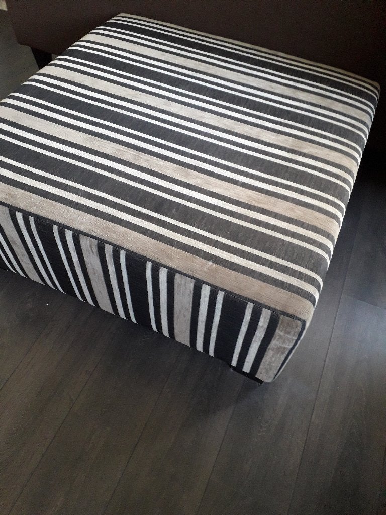 poef / salontafel, Ophalen, Vierkant, 100 tot 125 cm, Zo goed als nieuw