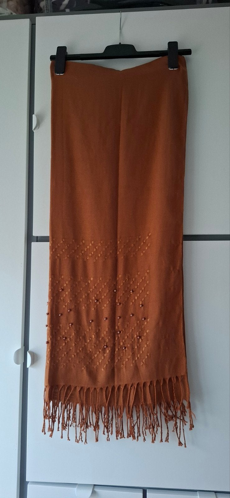 Mooie bruine sjaal met kralen en franjes, Ophalen of Verzenden, Zo goed als nieuw, Maat 46/48 (XL) of groter, Sjaal