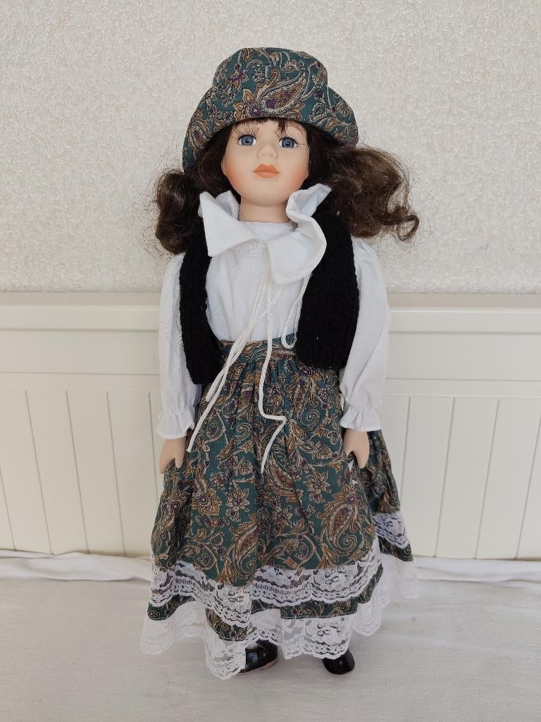 Pop - donker haar, groen paysley outfit, Verzamelen, Poppen, Ophalen, Nieuw, Pop