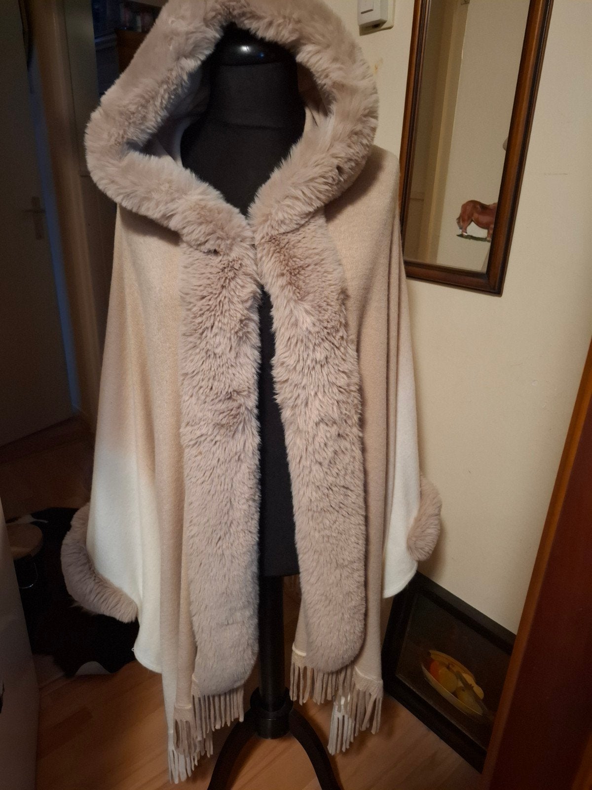 Nieuwe prachtige cape stola poncho met bontkraag, Maat 38/40 (M), Beige, Lajoly, Nieuw