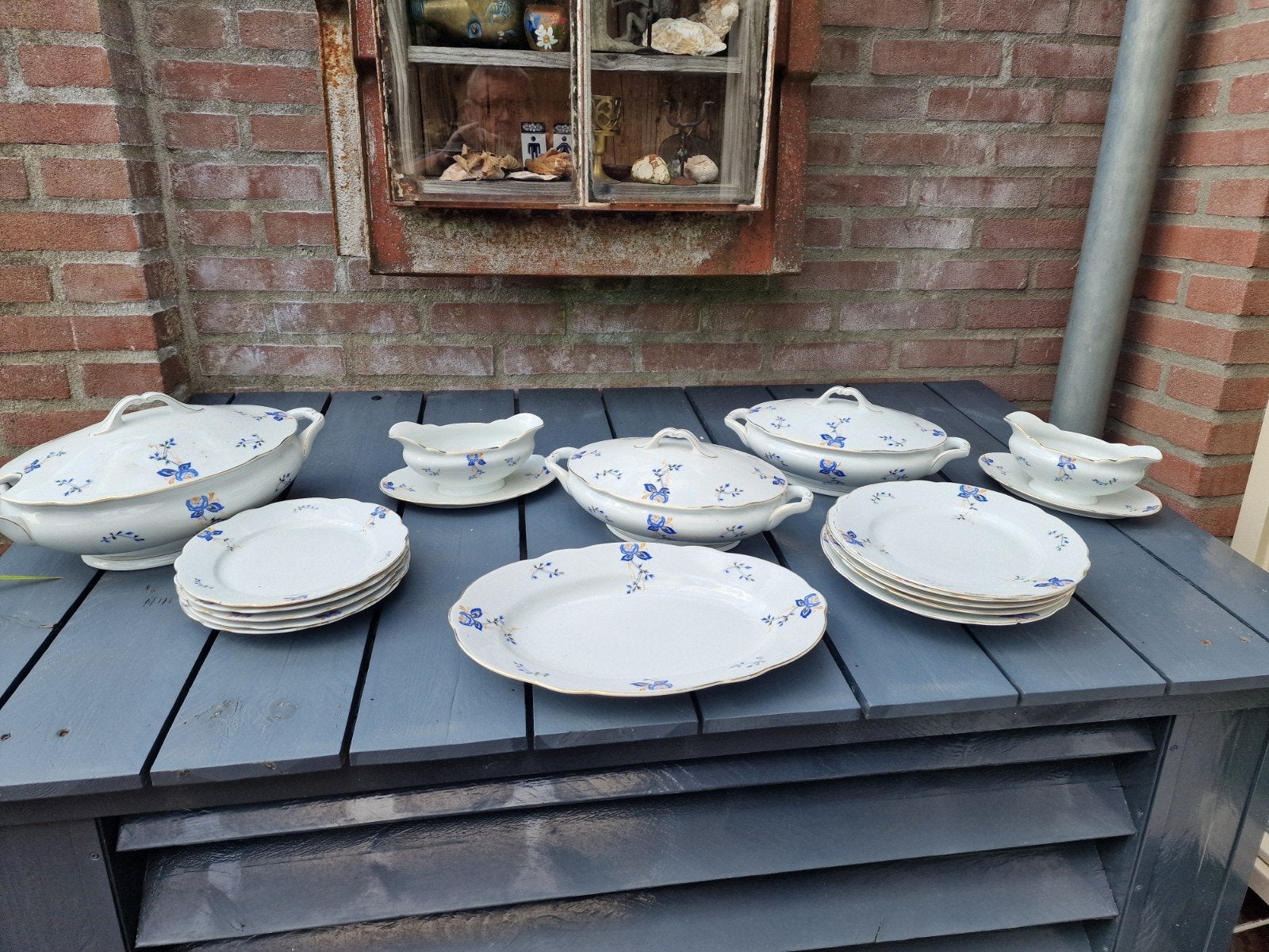 Vintage servies met blauw bloemmotief en gouden rand, Antiek en Kunst, Antiek | Servies compleet, Ophalen of Verzenden