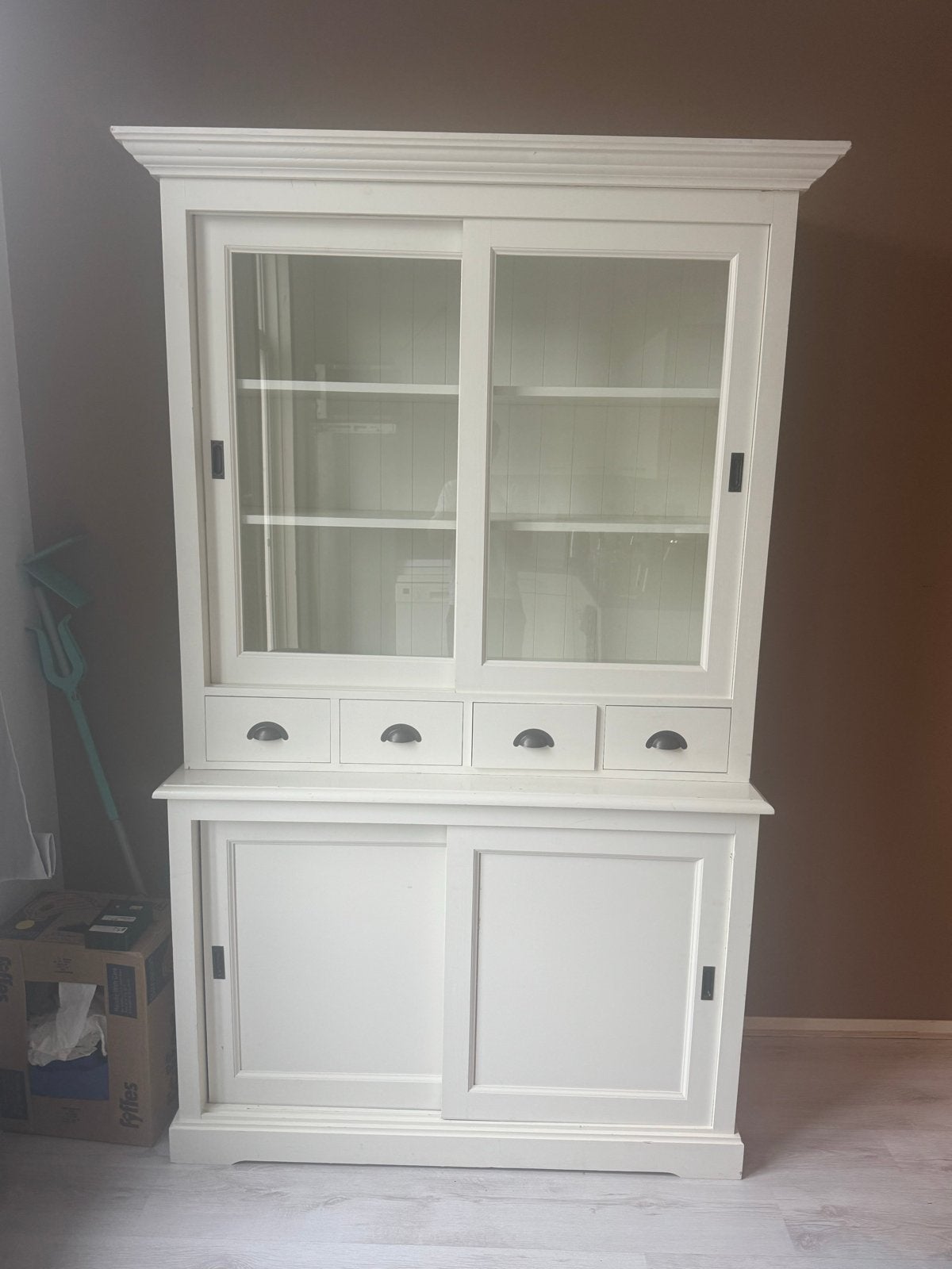 Witte buffetkast met glazen schuifdeuren en lades, Ophalen, Gebruikt, 100 tot 150 cm, Met lade(s)