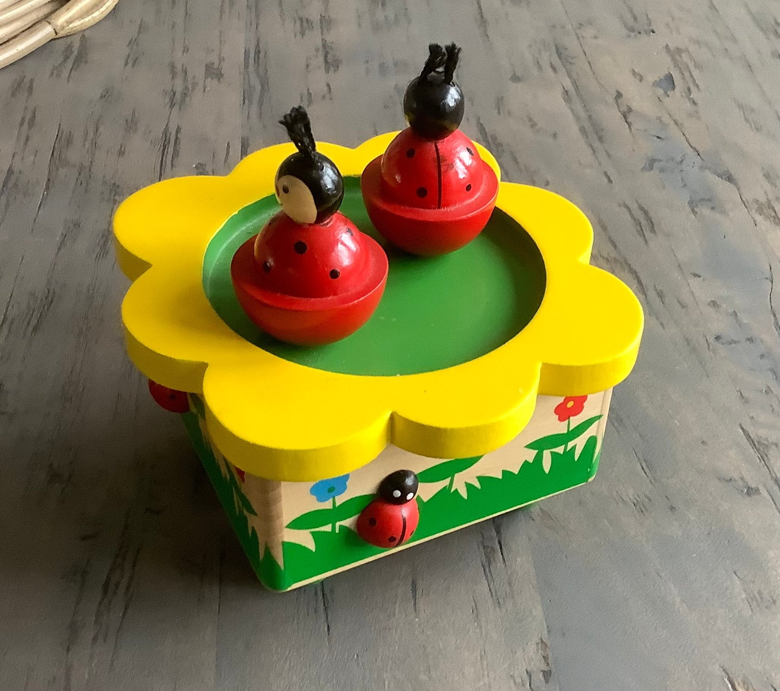 Houten speeldoosje met dansende popjes, Ophalen of Verzenden, Gebruikt