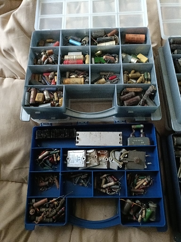 te koop 7 dozen met componenten voor oude radio's enz, Verzenden, Gebruikt