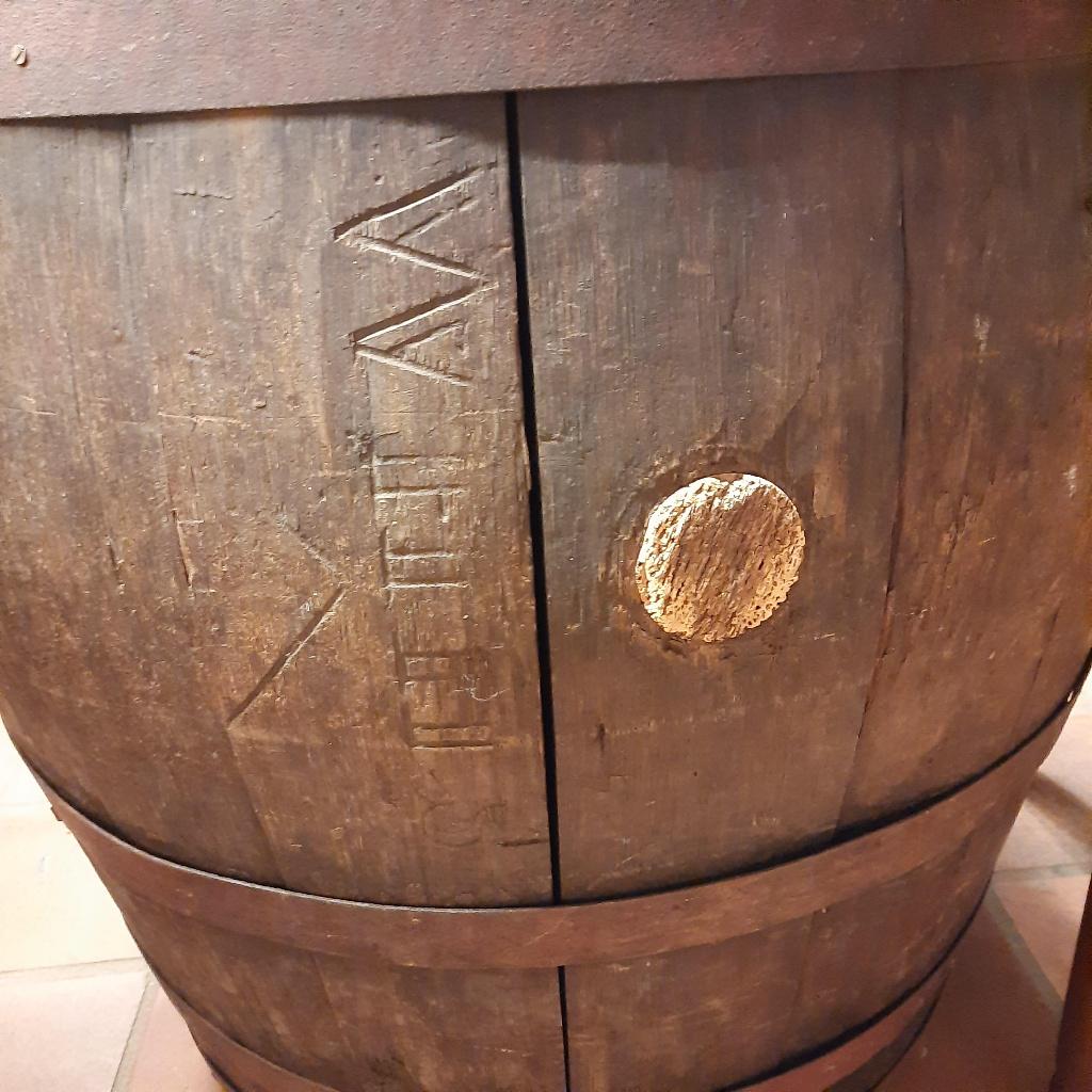 Ton bourgogne vat 250 liter, Ophalen, Gebruikt, Inclusief barstoelen