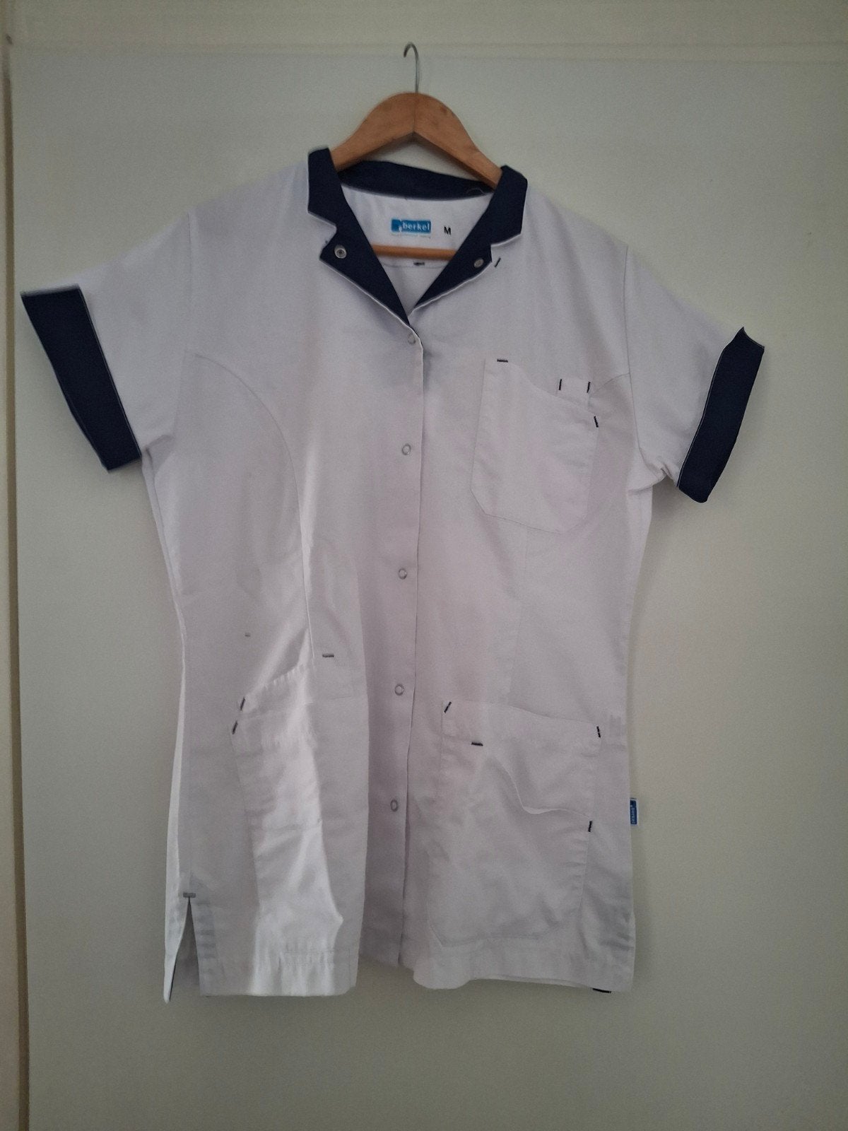 Witte Berkel zorgjasje met blauwe accenten, maat M, Berkel, Ophalen of Verzenden, Zo goed als nieuw