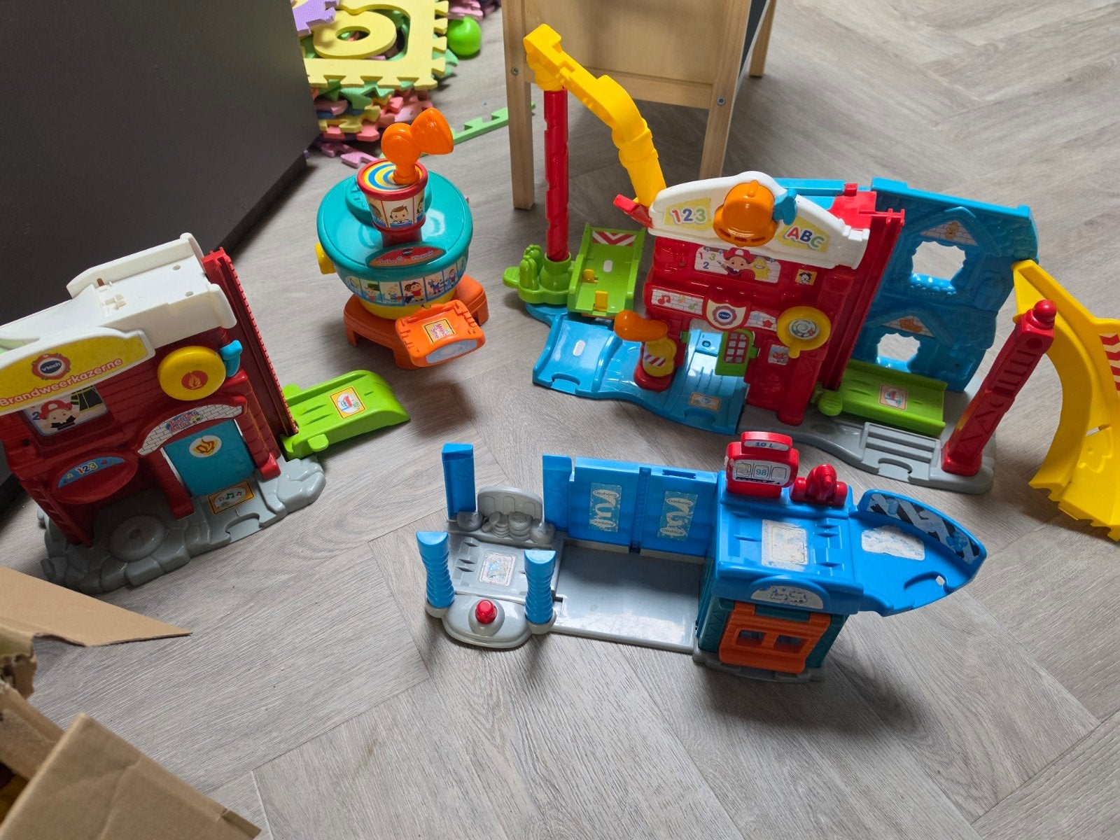 VTech Toet Toet Auto's: Brandweerkazerne, Vliegveld, Garage, Kinderen en Baby's, Speelgoed | Vtech, Ophalen, Gebruikt, 2 tot 4 jaar