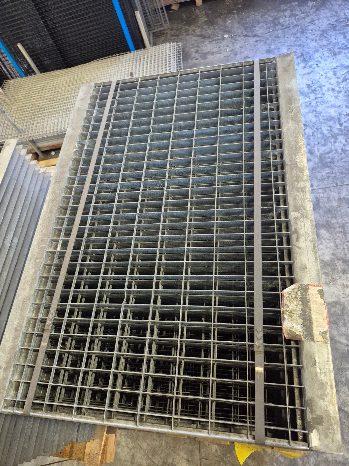 Persrooster vloerrooster 700x990mm met opleglip, Ophalen of Verzenden, Gebruikt, Overige metalen