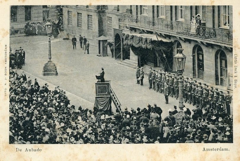 AUBADE bij het PALEIS OP DE DAM 1901 (DR197), Verzamelen, Koninklijk Huis en Royalty, Verzenden, Nederland, Kaart, Foto of Prent