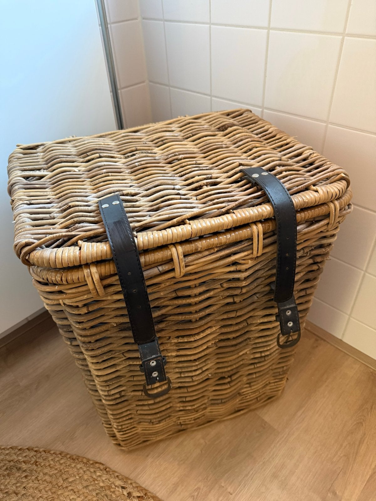 Rotan wasmand met leren banden, Ophalen, 50 – 75, Gebruikt, 50 tot 100 cm