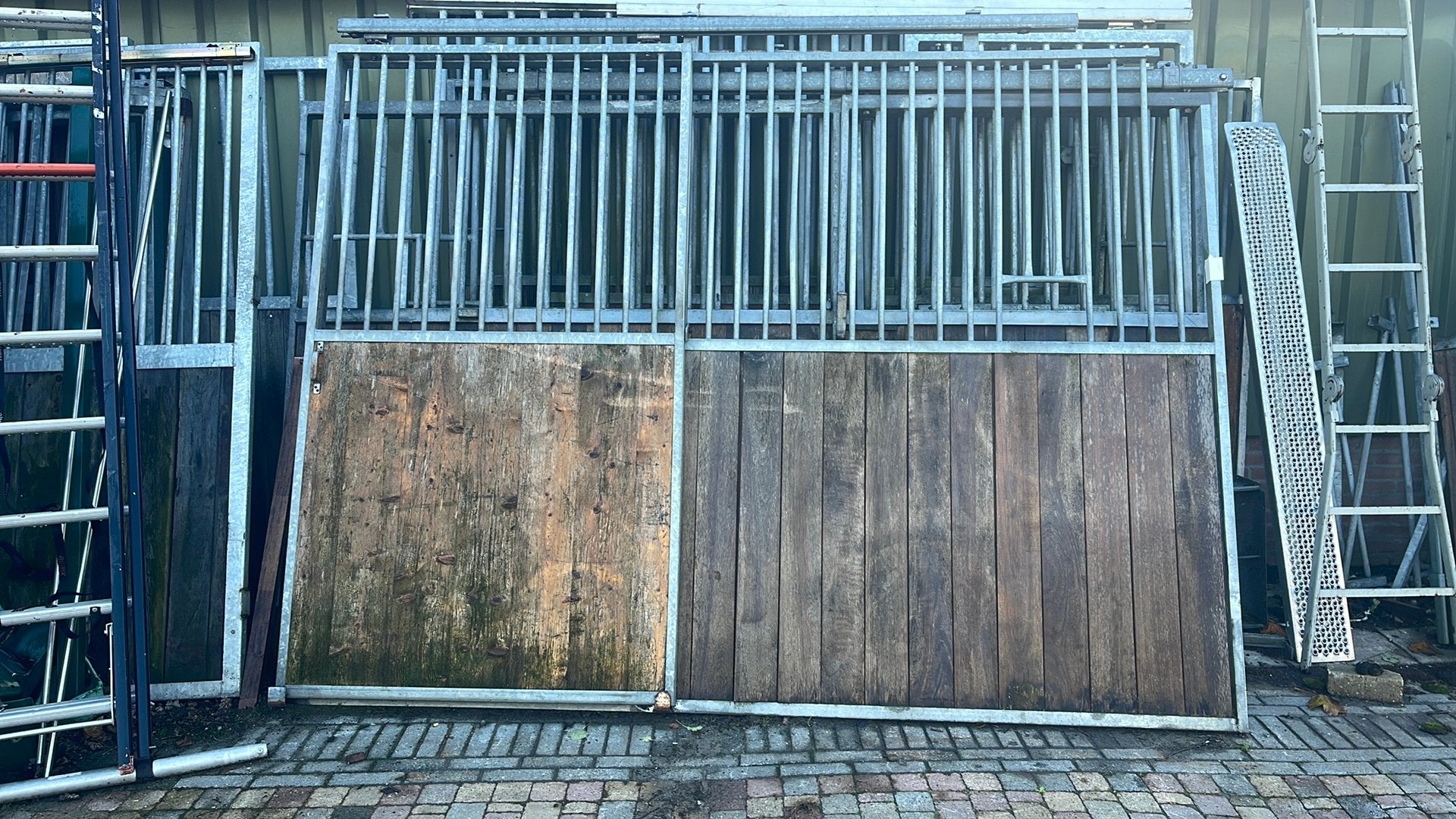 Diverse voorwanden paardenboxen diverse maten, Opfok, 4 paarden of pony's of meer